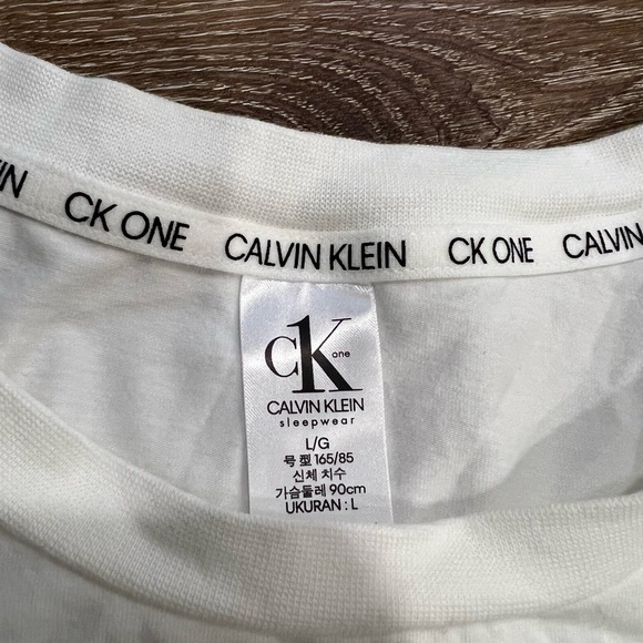 White T, cropped, authentic, cotton and new. - Picture 4 of 4